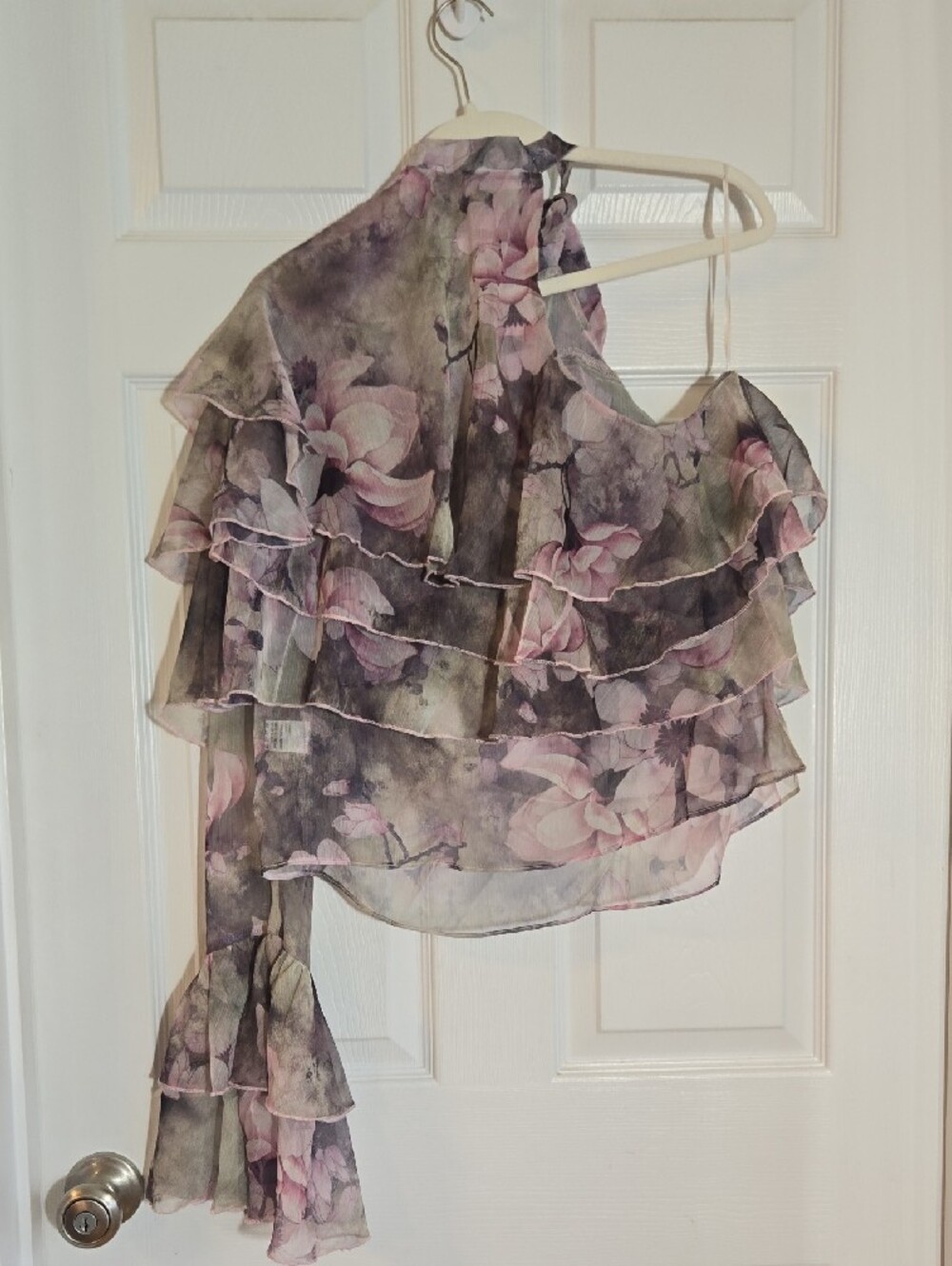 Stylekeepers Gray Pink One-Shoulder Ruffle Floral Blouse Size Large New - Picture 8 of 8